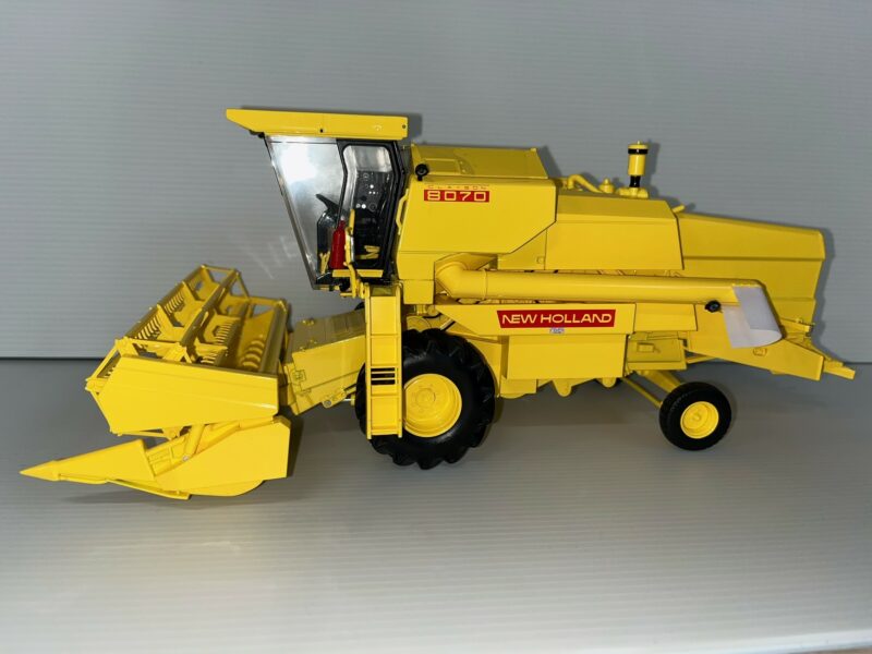 MOISSONNEUSE BATTEUSE NEW HOLLAND 8070 AVEC CABINE REP504