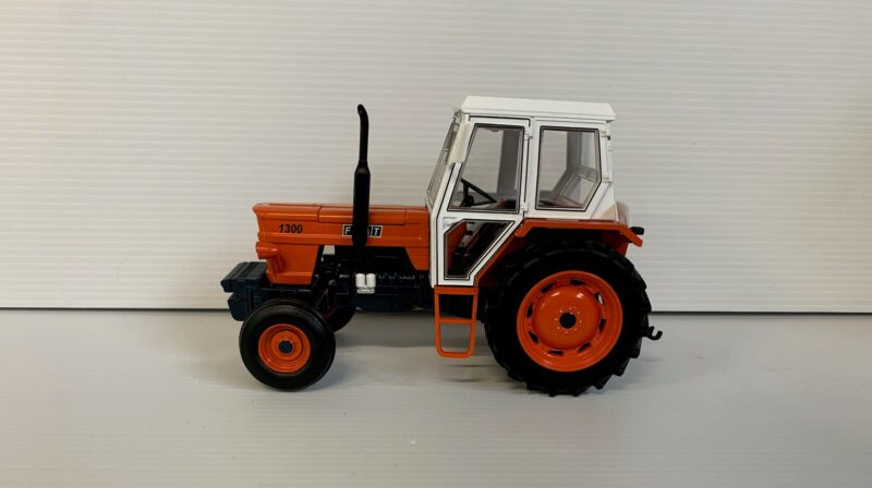 TRACTEUR MINIATURE FIAT 1300 REP236