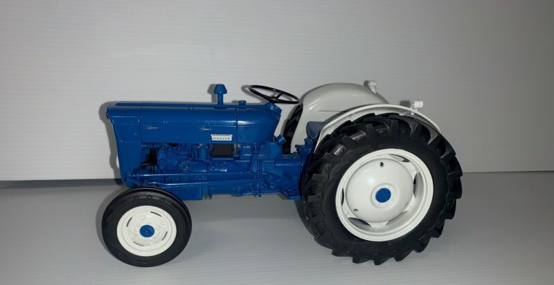 TRACTEUR FORDSON SUPER DEXTA UH2900
